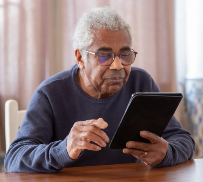 Senior voulant rester dans la vie active et completer sa pension de retraite